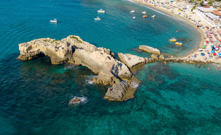 Baia di Riaci, lo scoglio e la spiaggia