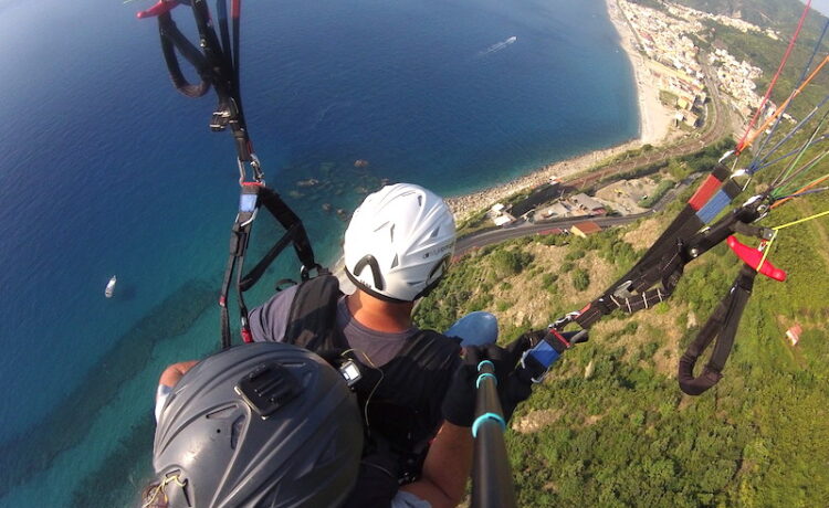 Un mix di adrenalina e libertà pura sorvolando l