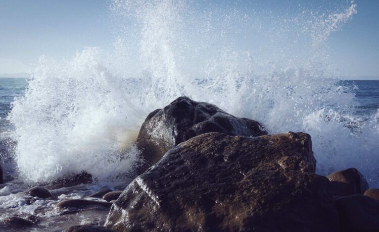 Lo spettacolo del mare più potente: le onde gigantesche che si infrangono sugli scogli di Capo Cozzo